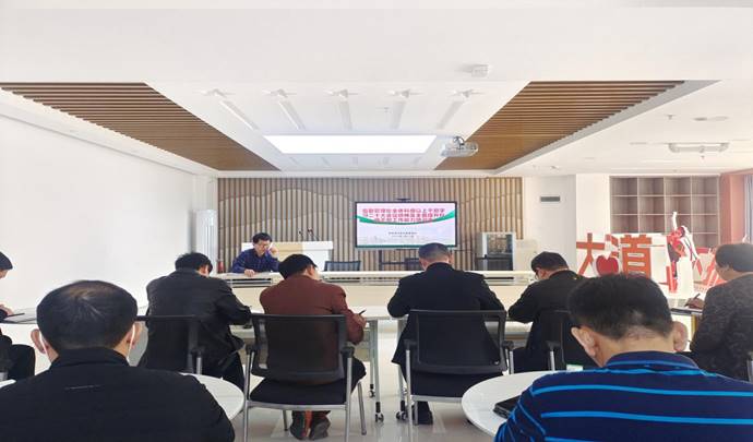 会议室里的人们描述已自动生成 会议室里的人们描述已自动生成